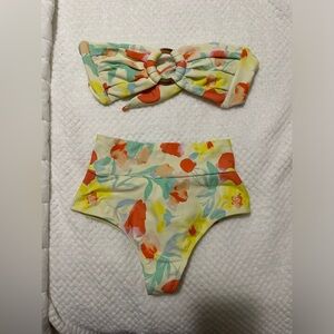 MONTCE HELENA FLORAL TORI BANDEAU
BIKINI TOP & HIGH RISE BOTTOMS